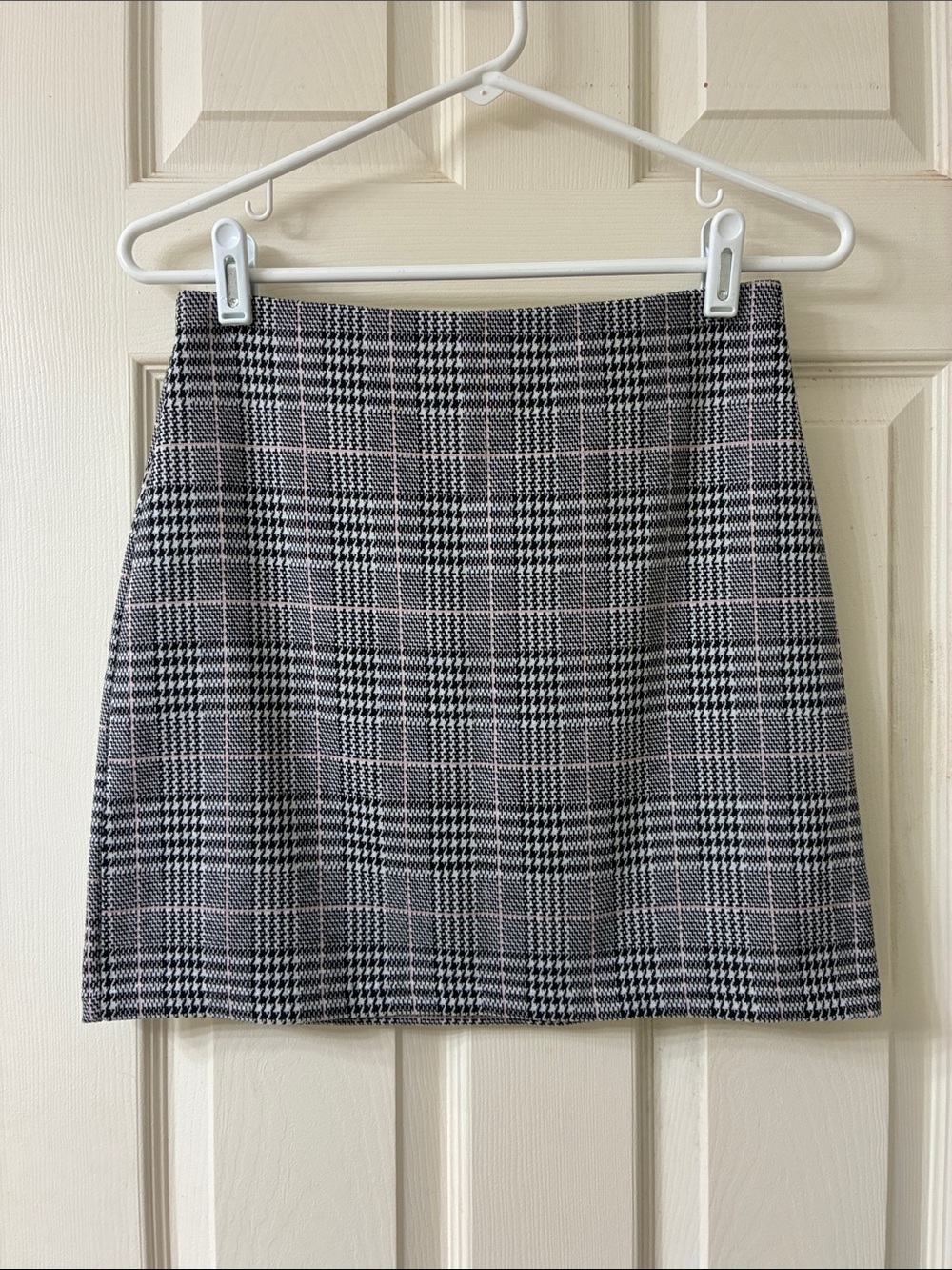 🌷3 for $25🌷Divided, US S, Grey Pink & Black Plaid Houndstooth Mini Skirt